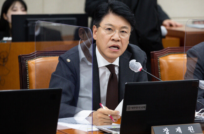 장제원 국민의힘 의원이 2022년 11월 16일 서울 여의도 국회에서 열린 제400회 국회(정기회) 행정안전위원회 제10차 전체회의에서 예산안 상정과 관련해 의사진행 발언을 하고 있다. [뉴스1]
