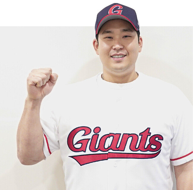  LG트윈스 포수였던 유강남(31)이 2022년 11월 21일 롯데와 계약하고 유니폼을 갈아입었다. [롯데 자이언츠]