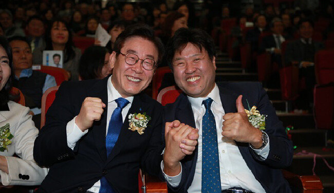 2019년 12월 15일 김용 전 민주연구원 부원장이 성남 분당 글로벌R&D센터에서 연 ‘김용활용법, 세상을 바꾸는 용기’ 출판기념회에 이재명 더불어민주당 대표(당시 경기도지사)가 참석했다. [성남데일리]
