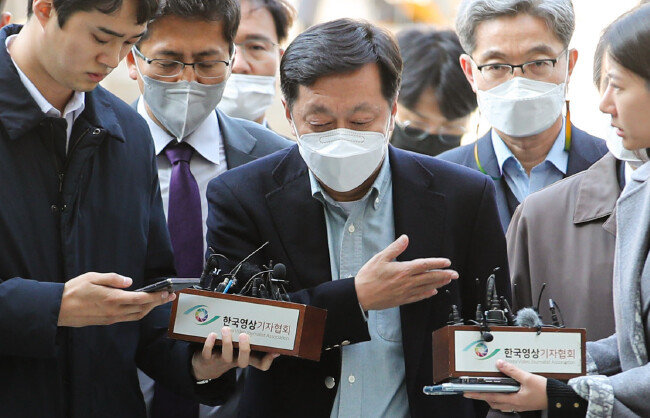 이재명 민주당 대표 최측근 정진상 전 민주당 대표실 정무조정실장(가운데)이 2022년 11월 18일 ‘대장동 일당’에게 뇌물을 수수한 혐의로 서울 서초구 서울중앙지방법원에서 열린 영장실질심사에 출석하고 있다. [뉴시스]