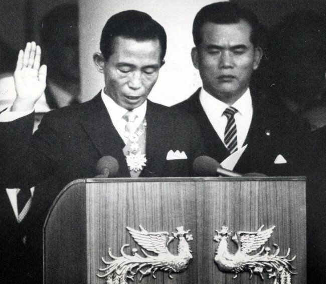 1971년 7월 1일 박정희 당시 대통령이 취임 선서를 하고 있다. [동아DB]