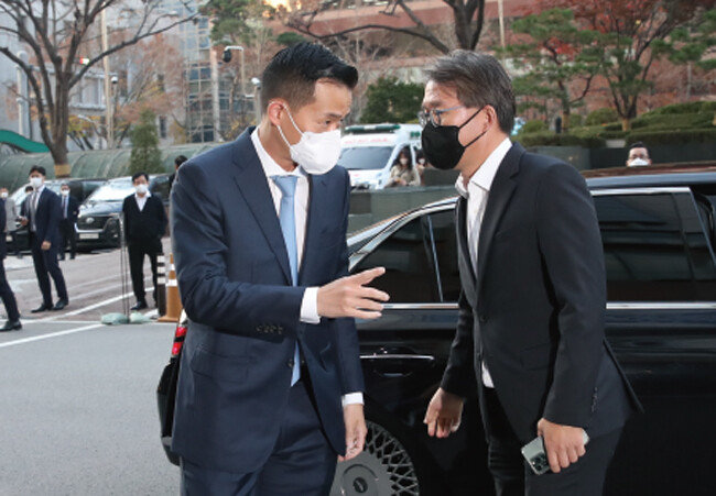 지난해 11월 17일 김동관 한화솔루션 부회장(왼쪽)이 무함마드 빈 살만 사우디아라비아 왕세자 겸 총리를 만나기 위해 서울 중구 롯데호텔로 들어서고 있다. [뉴스1]