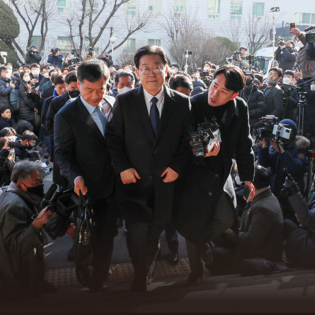 이재명 더불어민주당 대표가 성남FC 후원금 의혹 사건과 관련해 검찰 조사를 받기 위해 1월 10일 경기 성남시 수원지방검찰청 성남지청에 출석하고 있다. [뉴스1]