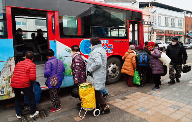 청송군은 군민의 대중교통 편의 증진을 위한 교통복지 정책의 하나로 올 1월 1일부터 ‘농어촌버스 무료 운행’을 시작했다. 청송군민뿐 아니라 관광객도 무료로 이용이 가능하다. 청송군민들이 무료버스를 이용하고 있는 모습. [청송군]