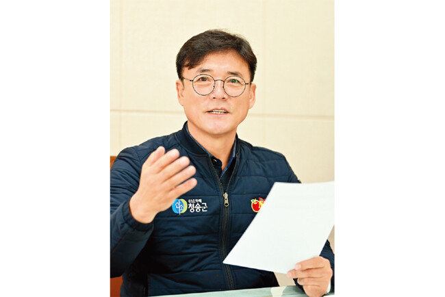 윤경희 청송군수는 “지방 소멸에 대응하기 위해서라도 군민들에게 꼭 필요한 복지를 제공해야 한다”고 말했다. [청송군]
