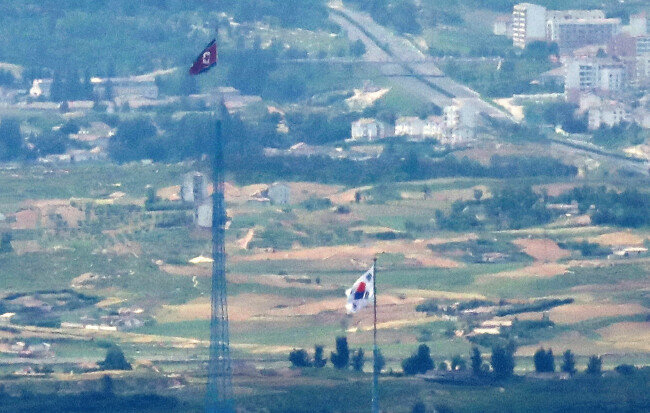 2021년 6월 16일 경기 파주시 인근 서부전선 비무장지대(DMZ)에서 인공기와 태극기가 나란히 펄럭이고 있다. 길이 막힌 이곳엔 바람만이 자유롭게 오간다. [뉴스1]