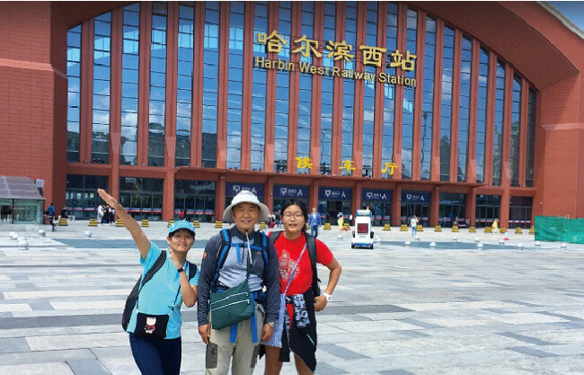 2016년 여름 중국 하얼빈역 앞에서 형덕 씨와 딸들이 사진을 찍고 있다. [김형덕]