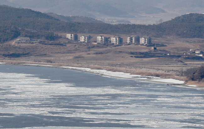 1월 13일 경기 파주시와 북한 황해북도 개풍군 사이 임진강이 얼어 있다. 임진강엔 분단 75년의 한과 애달픔이 흐르고 있다. [동아DB]