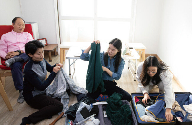 형덕 씨 가족이 짐을 싸고 있다. 이들은 세계 각지로 흩어져 사는 ‘코리아 디아스포라’다. [박해윤 기자]