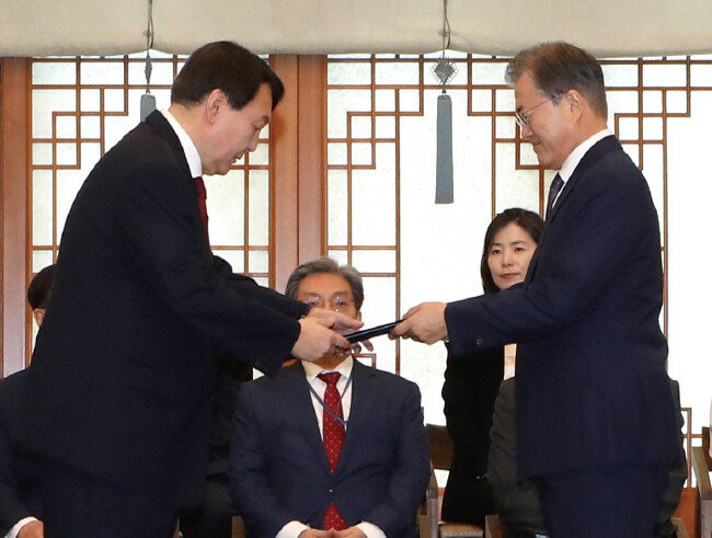 2019년 7월 25일 문재인 대통령이 청와대 본관에서 윤석열 신임 검찰총장에게 임명장을 수여하고 있다. [뉴시스]
