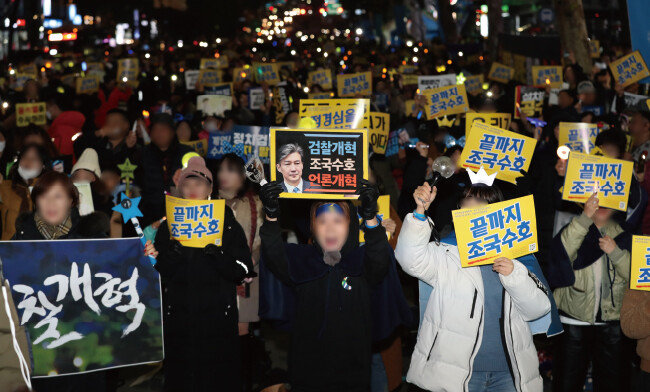 2019년 11월 16일 서울 서초구 법원, 검찰 앞 교대역 사거리에서 열린 ‘끝까지 검찰개혁, 서초동 시민참여 촛불문화제’에서 참가자들이 “조국수호, 검찰개혁 촉구” 구호를 외치고 있다. [뉴스1]