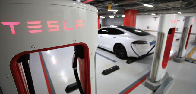 1월 2일 테슬라는 2022년 한 해 동안 131만 대의 차량을 인도했다고 발표했다. 연간 50% 성장을 달성하겠다는 목표치에 미달해 이날 테슬라 주가는 52주 신저가인 108.1달러로 장을 마감했다. 사진은 서울 강남구의 한 테슬라 전기차 전용 충전 구역. [뉴스1]