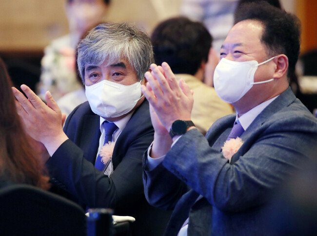 2022년 6월 20일 한상혁 방송통신위원회 위원장(왼쪽)과 박성제 MBC 사장이 서울 중구 롯데호텔에서 열린 2022 방송통신위원회 방송대상 시상식에 참석해 박수를 치고 있다. [뉴스1]