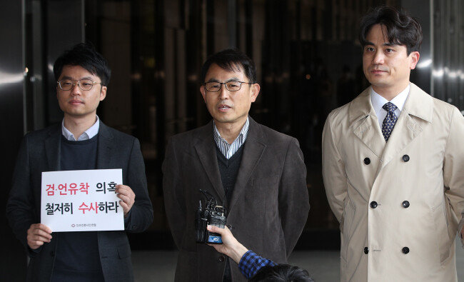 김서중 민주언론시민연합 상임대표(가운데)가 2020년 4월 21일 서울 서초구 서울중앙지방검찰청에 이른바 ‘검·언 유착’ 의혹과 관련한 고발인 신분으로 출석하며 취재진의 질의에 답하고 있다. [뉴스1]