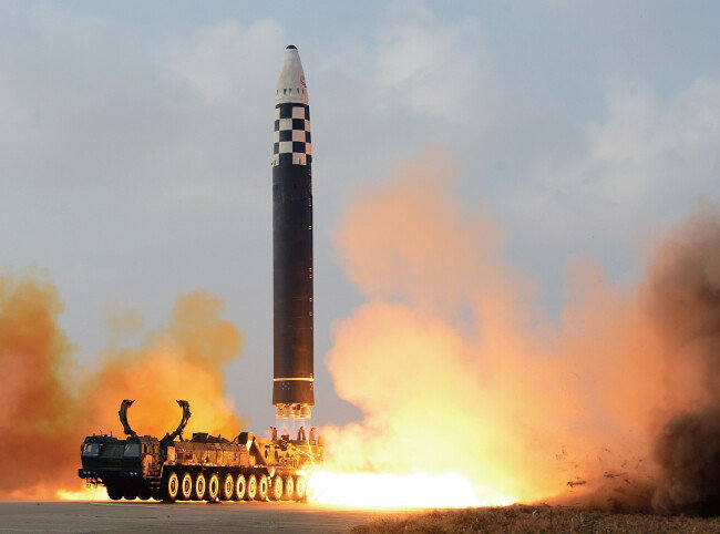 지난해 12월 18일 북한의 신형 대륙간탄도미사일(ICBM) ‘화성포-17형’이 시험 발사되고 있다. 이튿날 북한 기관지 노동신문은 김정은 북한 노동당 총비서가 이를 지휘했다고 보도하며 김 총비서가 “우리의 핵무력이 그 어떤 핵 위협도 억제할 수 있는 신뢰할 만한 또 다른 최강의 능력을 확보했다”고 밝혔다고 전했다. [뉴스1]