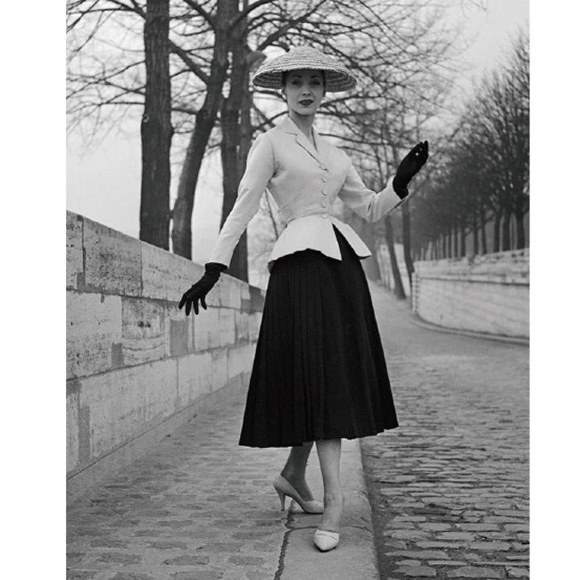 잘록한 허리 라인과 볼륨감 있는 스커트가 특징인 뉴 룩. [디올]