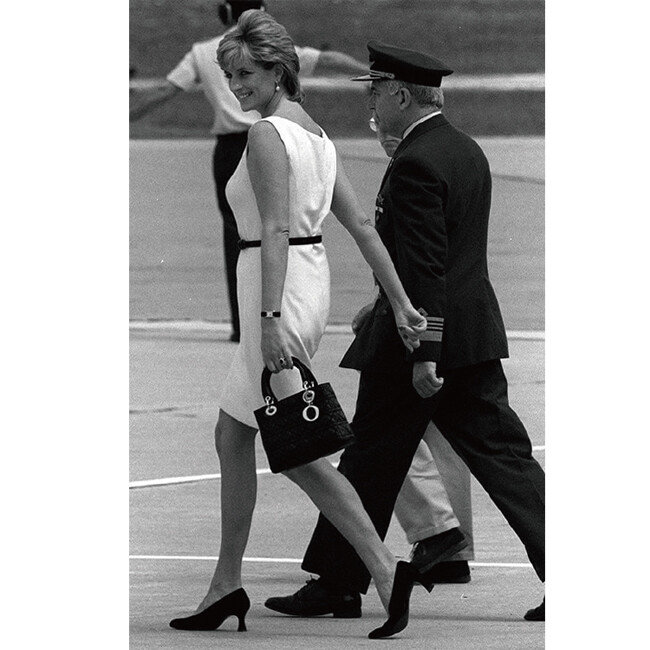 레이디 디올을 든 다이애나비. [디올]