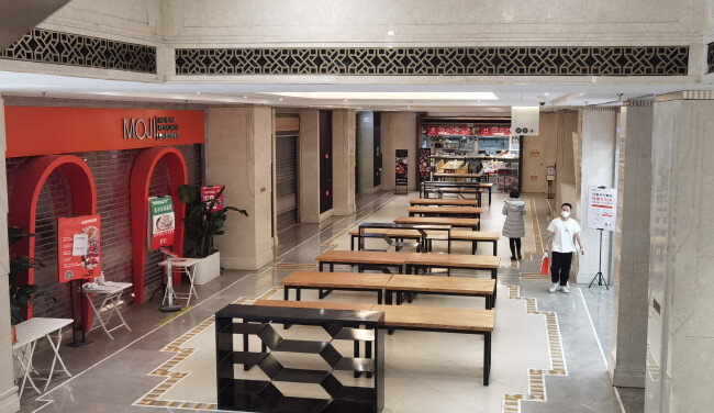 2022년 12월 8일 중국 수도 베이징의 한 대형 쇼핑몰이 점심시간임에도 텅 비어 있다. [베이징=김기용 동아일보 특파원]