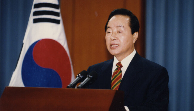 1993년 8월 12일 김영삼 당시 대통령이 청와대 춘추관에서 ‘금융실명거래 및 비밀보장에 관한 대통령긴급명령’을 발표하고 있다. [동아DB]