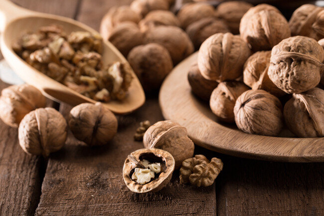 호두는 피칸보다 더 봉긋하고 아주 연한 갈색에 고불고불한 홈이 많이 패 있다. 쌉싸래한 맛이 도드라진다. [게티이미지]