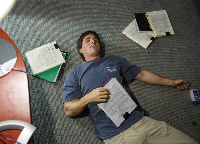 영화 ‘빅 쇼트’에서 펀드매니저 마이클 버리는 주식시장을 꿰뚫어보고 전 재산을 ‘폭락’에 베팅한다. [(주)롯데엔터테인먼트]