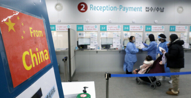 시진핑 중국 국가주석이 연임에 성공한 후 중국은 ‘제로 코로나’에서 ‘위드 코로나’로 정책을 전환했다. 사진은 1월 8일 인천국제공항 제1여객터미널 코로나19 검사센터에서 중국발 입국자들이 검사를 받고 있는 모습. 이날 기준 중국에서 온 단기체류 외국인의 코로나19 누적 양성률은 21.7%에 이르렀다. [뉴스1]