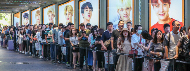 2018년 6월 6일 서울 중구 롯데면세점 본점 입구에서 중국인 관광객들이 개점을 기다리며 길게 줄을 서 있다. [뉴스1]