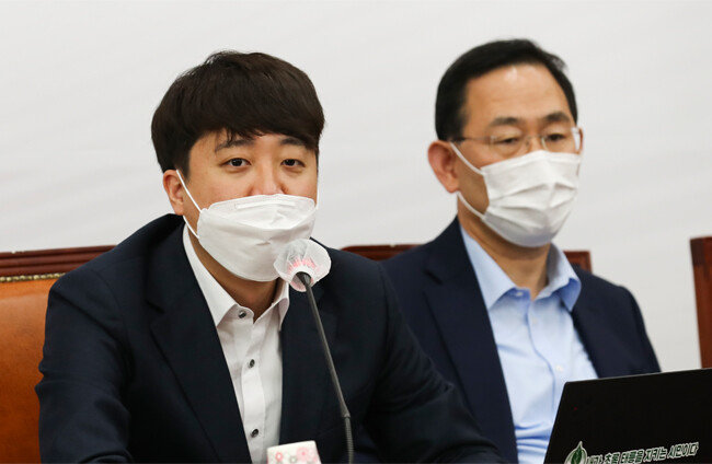 2022년 4월 21일 서울 여의도 국회 국민의힘 당대표 회의실에서 열린 ‘검수완박’ 법안 강행처리 저지를 위한 당대표-중진의원 연석회의에서 이준석 당시 대표(왼쪽)와 주호영 의원(현 원내대표)이 참석한 모습. [원대연 동아일보 기자]