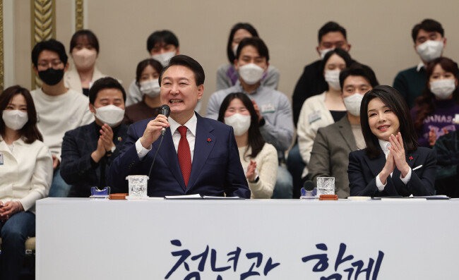 윤석열 대통령이 2022년 12월 20일 청와대 영빈관에서 청년 200여 명과 노동·교육·연금 등 3대 개혁 등을 주제로 간담회를 하고 있다. [대통령실]