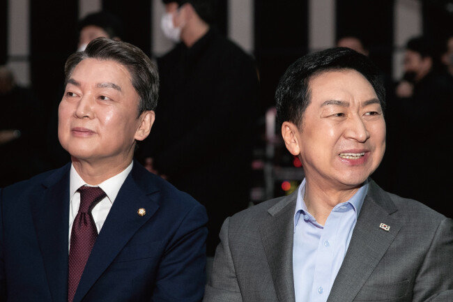3·8 국민의힘 전당대회에 출마한 안철수 후보(왼쪽)와 김기현 후보가 2월 7일 서울 강서구의 한 방송 스튜디오에서 열린 제3차 전당대회 비전발표회에 참석해 각자 다른 곳을 바라보고 있다. [사진공동취재단]