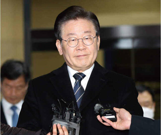 이재명 더불어민주당 대표가 2월 10일 서울 서초구 서울중앙지방검찰청에서 대장동 개발 특혜 의혹 관련 2차 검찰 조사를 마친 뒤 귀가하고 있다. [뉴스1]