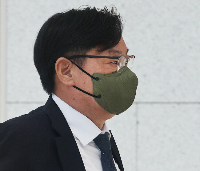 이화영 전 경기도 평화부지사가 2022년 9월 27일 경기 수원시 영통구 수원지방법원에서 열린 사전구속영장 실질심사(구속 전 피의자심문)에 출석하기 위해 수원지방검찰청 청사로 들어가고 있다. [사진공동취재단]