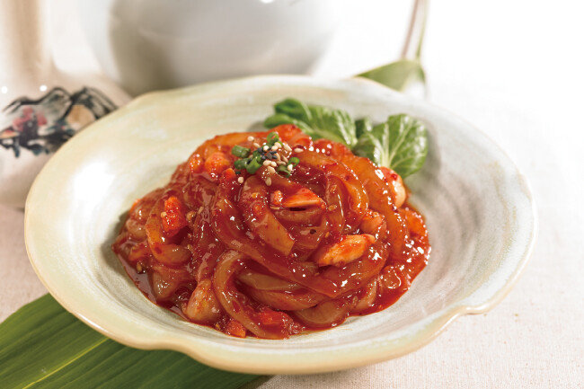 양념이 진하고 씹는 맛이 있는 오징어젓은 비빔밥과 잘 어우러진다. [Gettyimage]