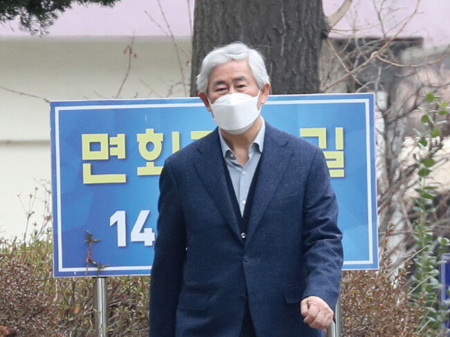 2022년 3월 17일 최경환 전 경제부총리가 경기 안양교도소에서 가석방으로 출소하고 있다. MBC 뉴스데스크는 2020년 4월 1일 “‘최경환 측 신라젠에 65억 투자 전해 들어’”라는 제목의 리포트를 보도했다. 최 전 부총리 측은 손해배상청구소송을 제기했다. [뉴스1]