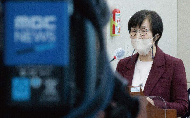 2022년 10월 13일 권태선 방송문화진흥회 이사장이 서울 여의도 국회에서 열린 과학기술정보방송통신위원회의 방송문화진흥회·한국방송광고진흥공사 등에 대한 국정감사에서 인사말을 하는 가운데, 이 장면이 MBC 카메라에 담기고 있다. [뉴스1]