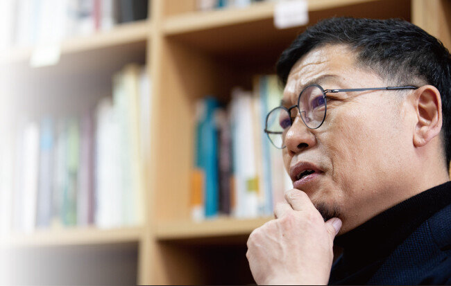 이정동 서울대 공학전문대학원 교수가 2월 6일 서울 관악구 서울대 캠퍼스 연구실에서 ‘신동아’와 인터뷰하고 있다. [지호영 기자]