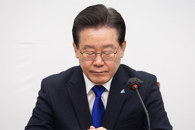 이재명 더불어민주당 대표가 2월 24일 서울 여의도 국회에서 열린 최고위원회의에 참석한 가운데, 잠시 생각에 잠긴 듯 눈을 감고 있다. [뉴스1]