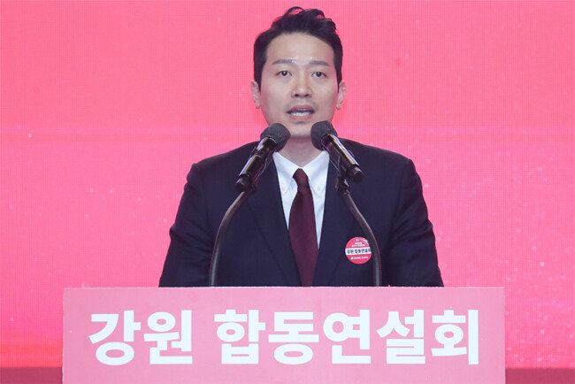 이기인 국민의힘 청년최고위원 후보가 2월 23일 강원 홍천군 종합체육관에서 열린 ‘국민의힘 제3차 전당대회 강원 합동연설회’에서 정견발표를 하고 있다. [뉴스1]