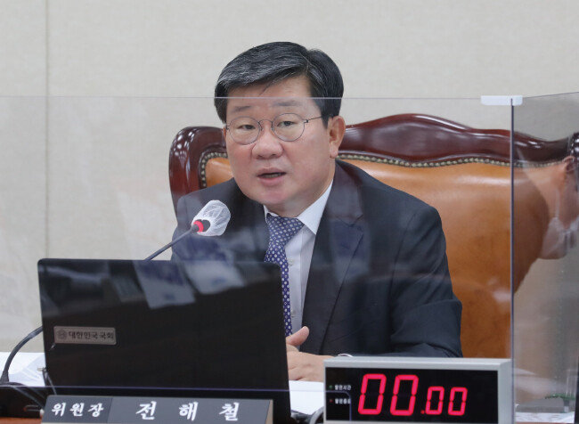 5월 치러지는 더불어민주당 원내대표 경선 출마가 유력한 친문 핵심 전해철 의원. [김동주 동아일보 기자]