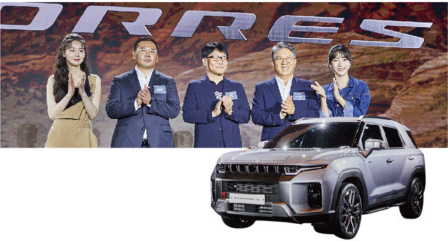 2022년 7월 5일 곽재선(오른쪽에서 두 번째) KG그룹 회장 겸 쌍용자동차 회장이 토레스 신차 발표회에 참석해 기념촬영을 하고 있다. [쌍용자동차]