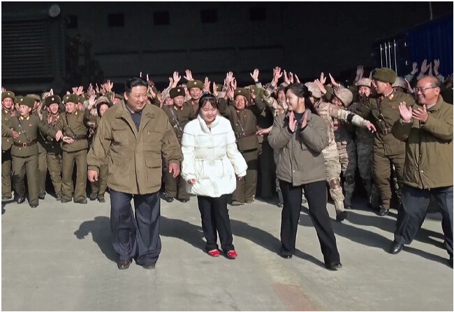 지난해 11월 19일 조선중앙통신은 하루 전인 18일 신형 대륙간탄도미사일(ICBM) 화성-17형 시험 발사 때 김정은 노동당 총비서와 그의 딸이 함께 미사일 발사를 참관하는 모습을 담은 사진을 공개했다. [뉴시스]