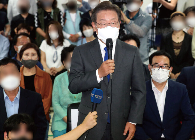2022년 6월 1일 지방선거와 함께 치러진 국회의원 보궐선거에 출마한 이재명 당시 더불어민주당 인천 계양을 국회의원 보궐선거 후보가 인천 계양구에 마련된 선거사무소에서 당선이 확실시되자 소감을 밝히고 있다. 이 당시 후보는 대선 패배 후 3개월 만에 출마해 논란이 됐다. [뉴스1]