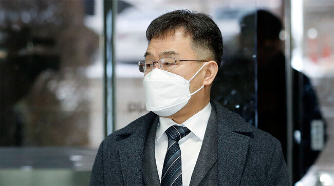 1월 27일 화천대유자산관리 대주주 김만배 씨가 서울 서초구 서울중앙지방법원에서 열린 대장동 개발사업 로비·특혜 의혹 관련 재판에 출석하고 있다. 다수 중앙일간지 간부가 그에게서 금품을 제공받은 것으로 알려졌다. [뉴스1]