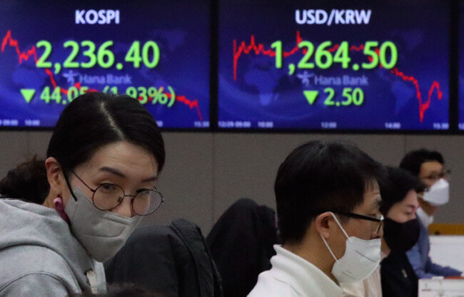 지난해 12월 29일 서울 중구 한 은행에서 직원들이 일하고 있다. 같은 날 코스피는 연초 대비 25.17% 하락한 2236.40으로 마감했다. 하락 폭은 G20 국가 가운데 러시아 다음으로 컸다. [동아DB]