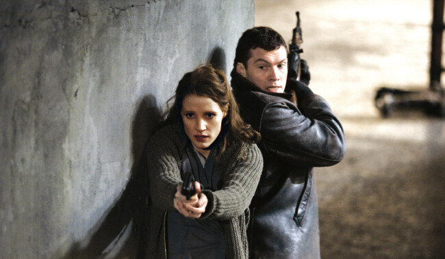 영화 ‘언피니시드’에서 나치 전범을 처단하기 위해 적진에 잠입한 레이첼과 데이비드(오른쪽). [유니버설픽쳐스인터내셔널코리아]