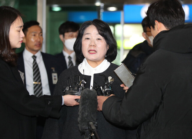 정의기억연대(정의연) 후원금을 사적으로 유용한 혐의를 받는 윤미향 무소속 의원이 2월 10일 서울 마포구 서울서부지방법원에서 열린 보조금 관리법 및 기부금품법 위반 등에 대한 1심 선고공판을 마친 뒤 취재진의 질문을 받고 있다. [최혁중 동아일보 기자]