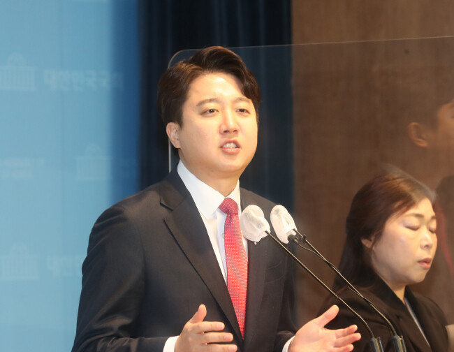 3월 3일 이준석 전 국민의힘 대표가 서울 여의도 국회 소통관에서 기자회견을 열고 ‘천아용인(천하람, 허은아, 김용태, 이기인) 후보’을 지지해 달라고 호소했다. [김동주 동아일보 기자]