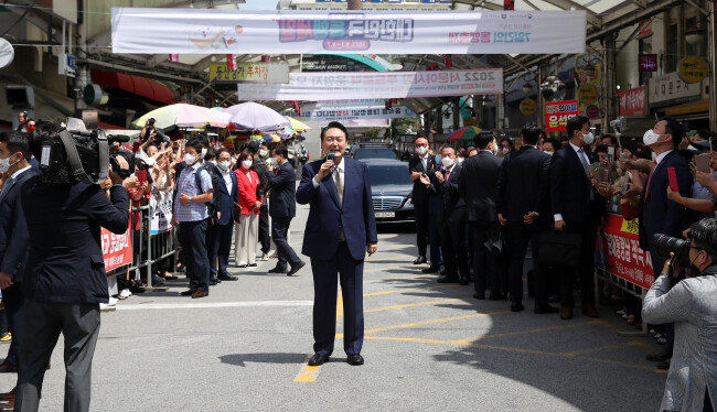 2022년 8월 26일 윤석열 대통령이 대구 중구 서문시장을 방문해 인사말을 하고 있다. [대통령실사진기자단]