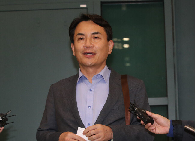 지난해 10월 27일 인천국제공항에서 김진태 강원지사가 귀국 후 취재진 질문에 답변하고 있다. 당시 김 지사는 ‘레고랜드 사태’ 확산에 원래 일정보다 하루 앞당겨 귀국했다. 강원도가 레고랜드 조성을 위해 지급 보증한 2050억 원 규모의 PF 자산유동화기업어음(ABCP)이 지난해 10월 부도 처리되면서 건설업계에 어려움을 안겼다. [뉴스1]