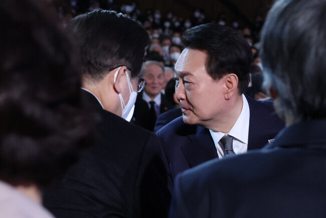 윤석열 대통령이 3월 1일 서울 중구 유관순기념관에서 열린 제104주년 3·1절 기념식에 참석한 이재명 더불어민주당 대표와 악수하고 있다.  [뉴시스]